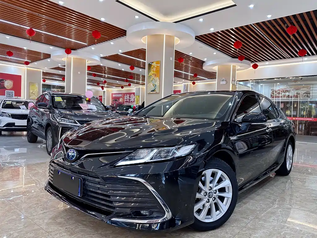 Toyota Camry 2022 — фото 1