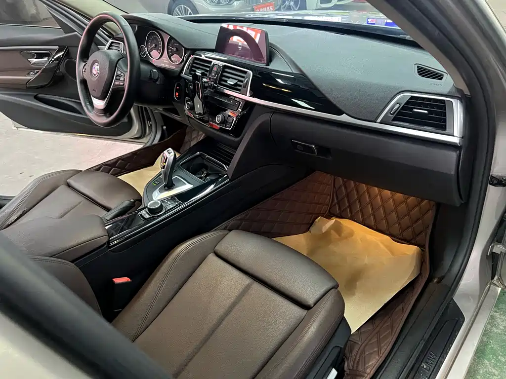 BMW 3 Series 2018 — фото 9