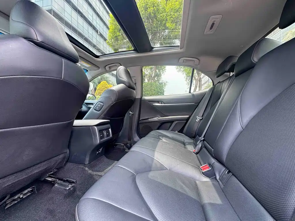 Toyota Camry 2019 — фото 6