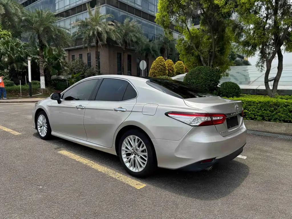 Toyota Camry 2019 — фото 13