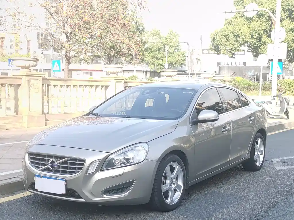 Volvo S60 2013 — фото 1