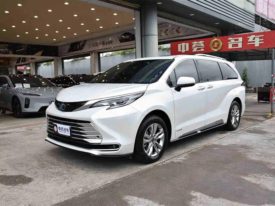 Toyota Sienna 2022 — фото 1