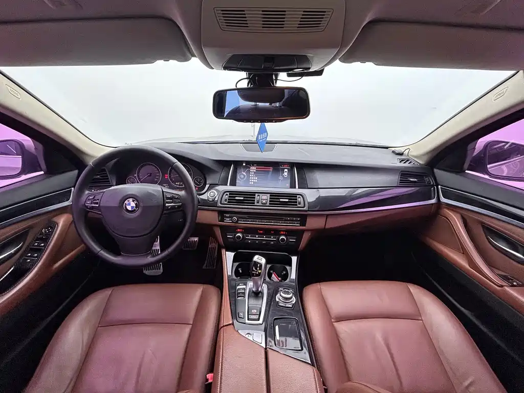 BMW 5 Series 2015 — фото 11