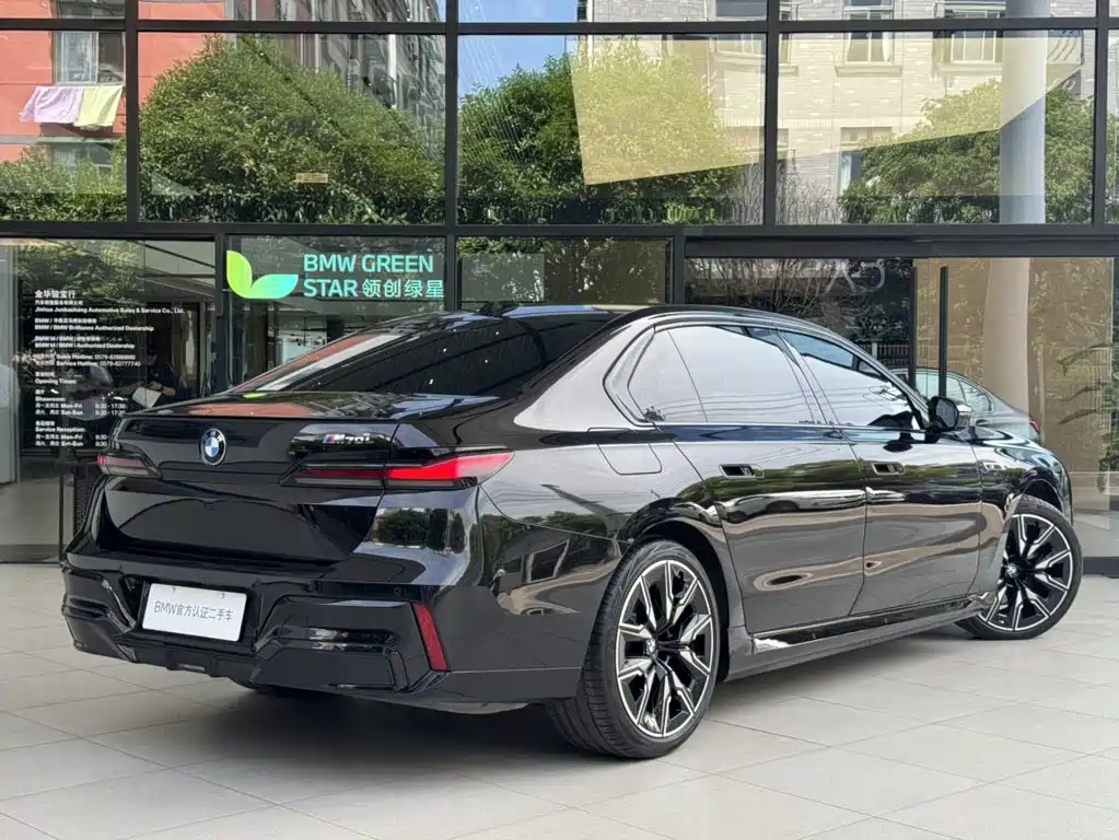 BMW i7 M70L 2025 — фото 5