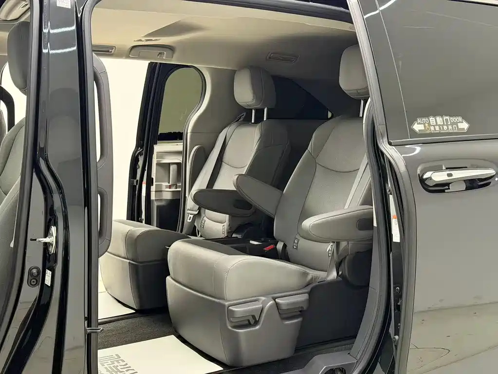 Toyota Granvia 2024 — фото 13