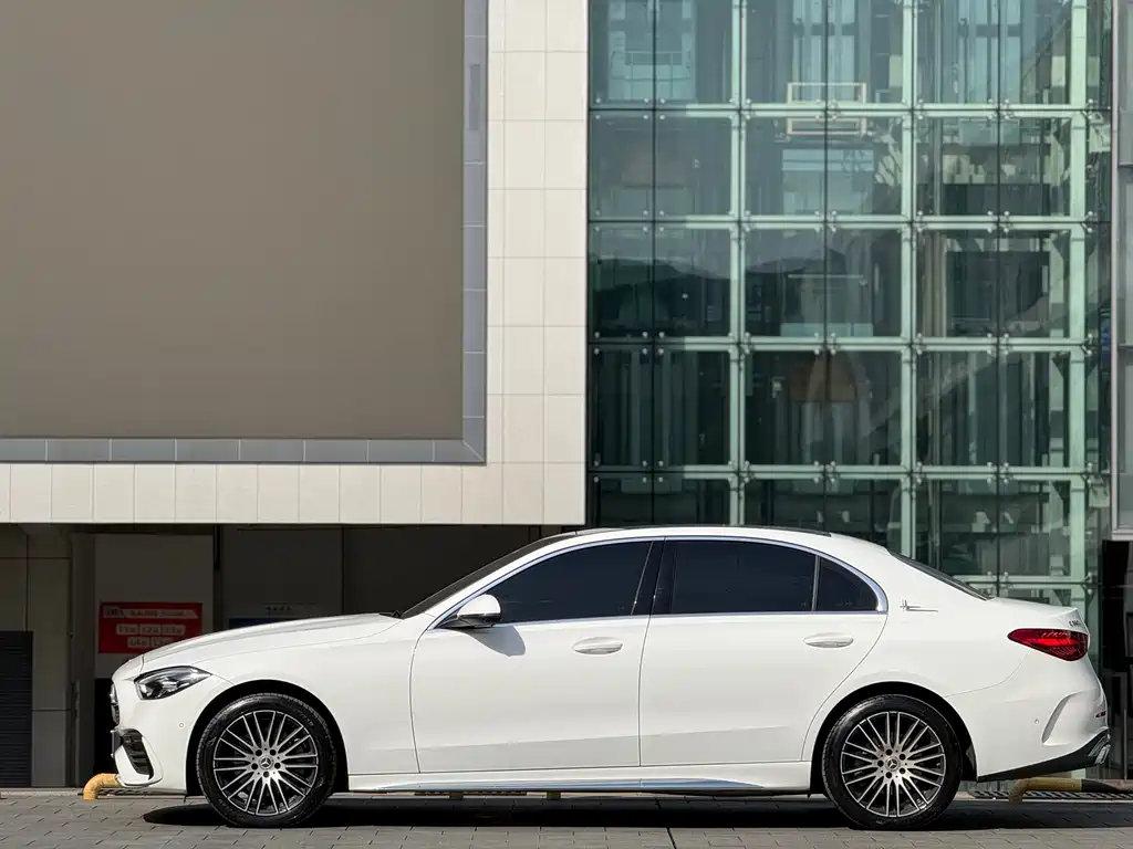 Mercedes-Benz C-Class 2025 — фото 4