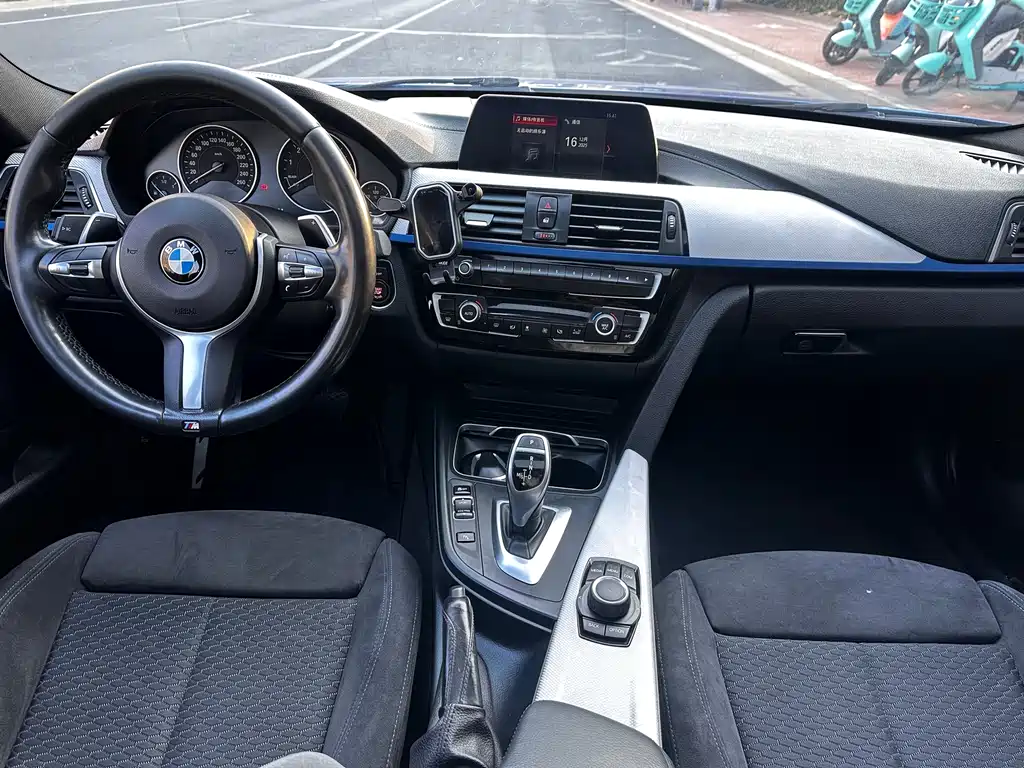 BMW 3 Series 2018 — фото 10