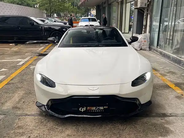 Aston Martin V8 Vantage 2019
