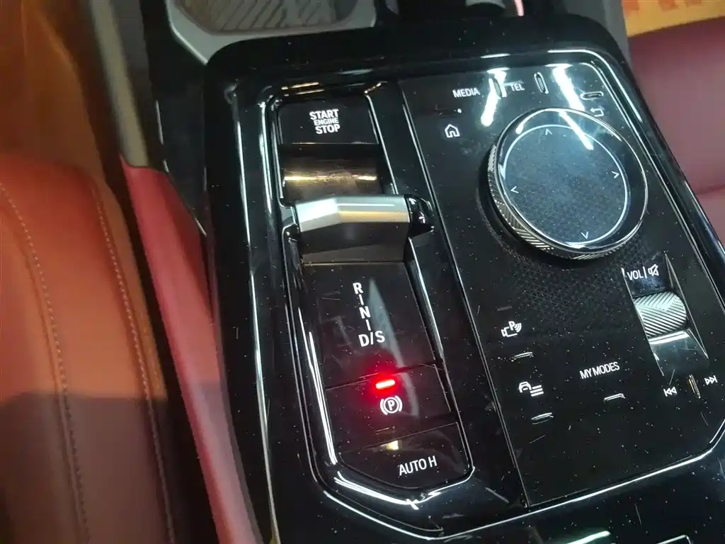 BMW 5 Series 2025 — фото 10