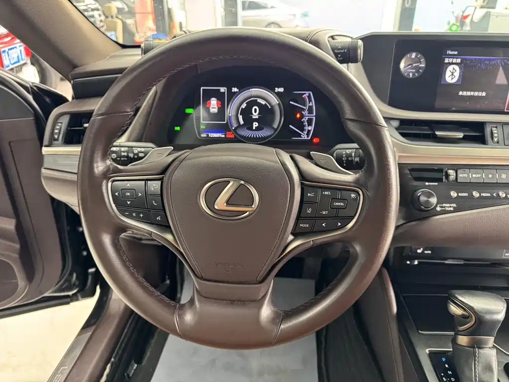 Lexus ES 2018 — фото 23