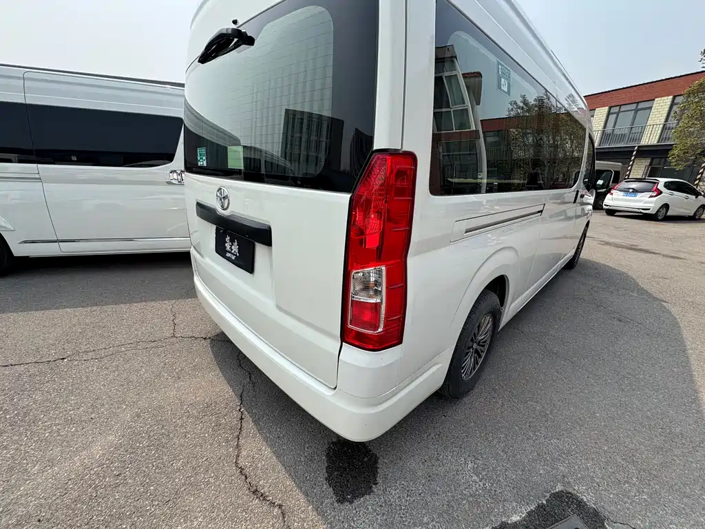 Toyota Hiace 2025 — фото 5
