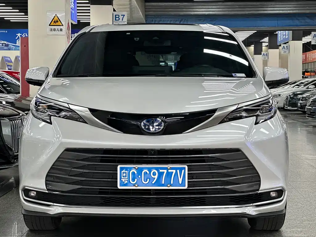 Toyota Sienna 2022 — фото 2