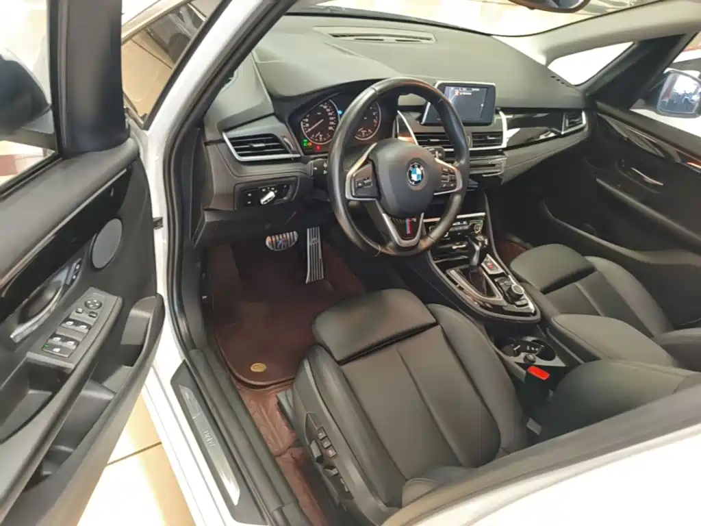 BMW 2 Series Station Wagon 2017 — фото 16