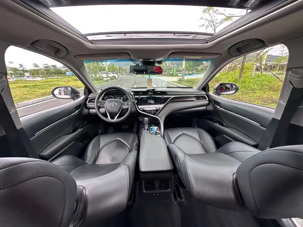 Toyota Camry 2019 — фото 12