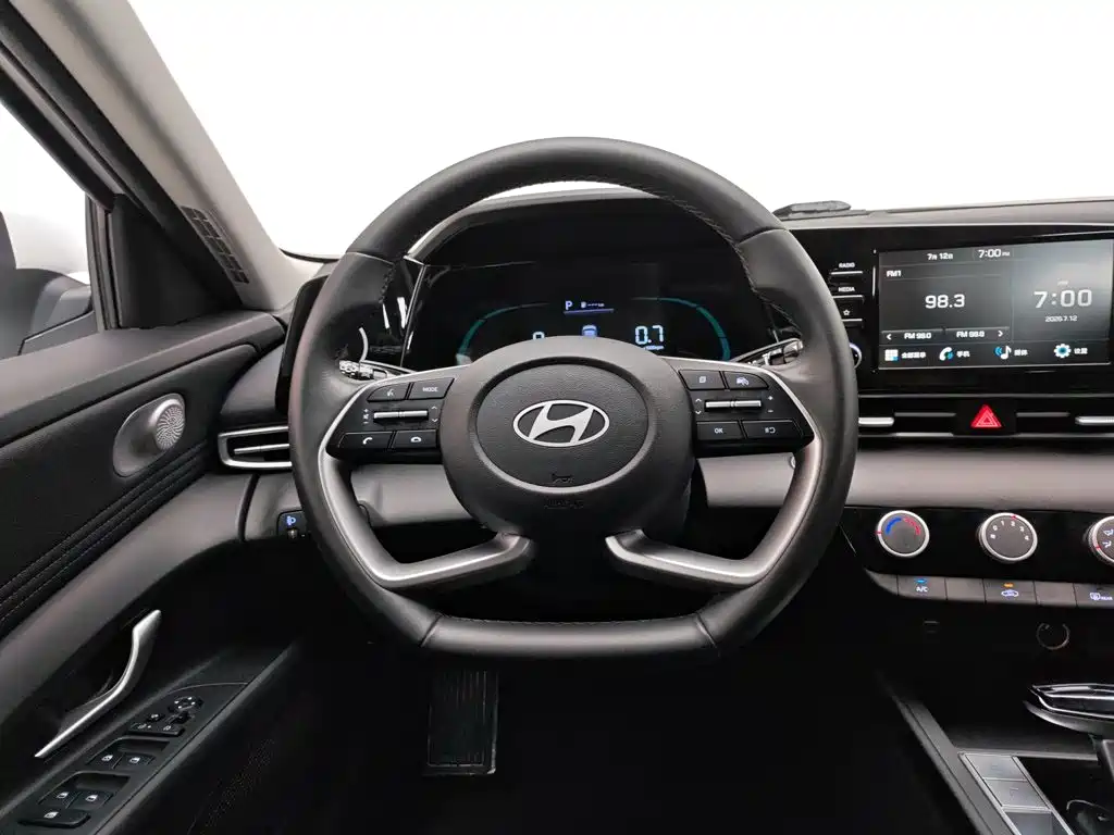 Hyundai Elantra 2023 — фото 11