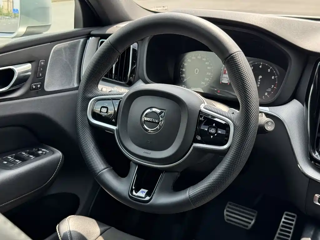 Volvo XC60 2018 — фото 6