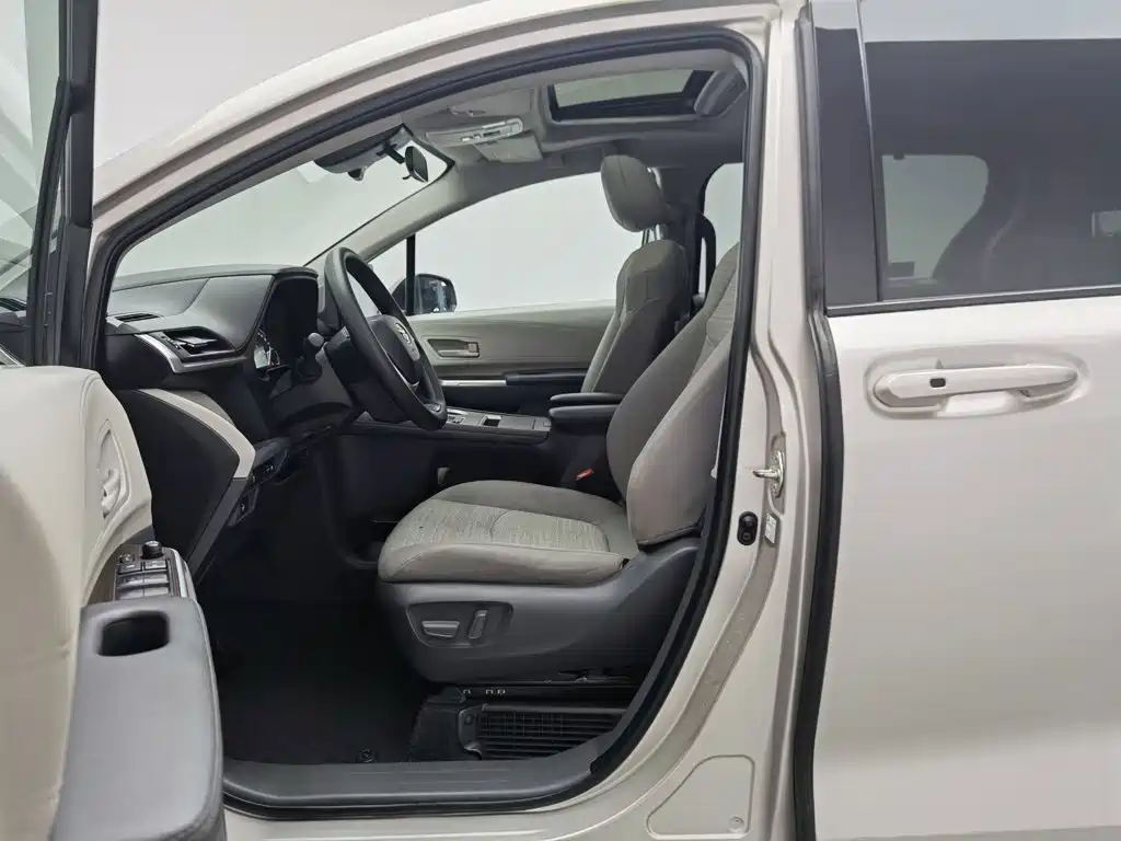 Toyota Sienna 2023 — фото 10