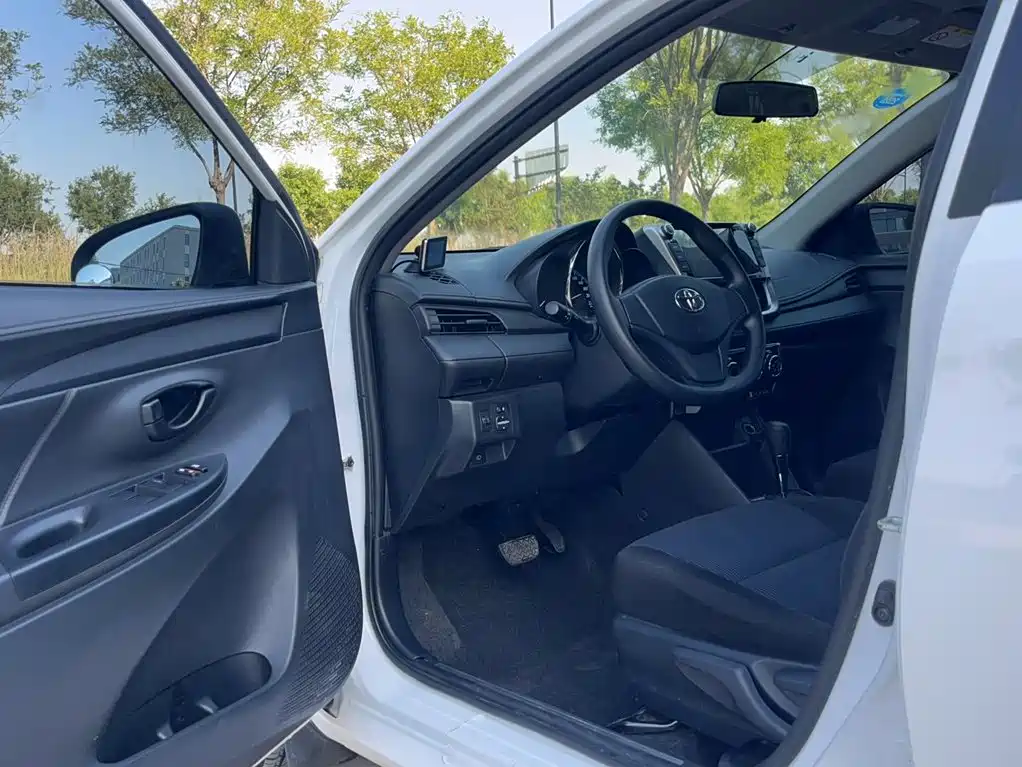 Toyota Yaris L 2017 — фото 21