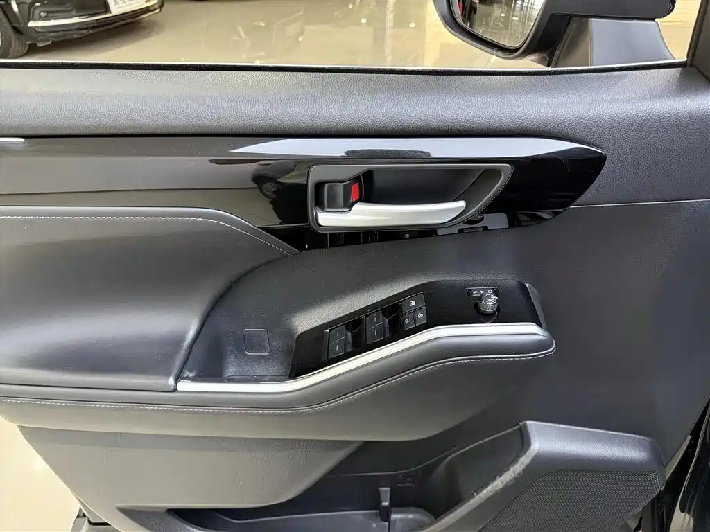 Toyota Highlander 2023 — фото 13