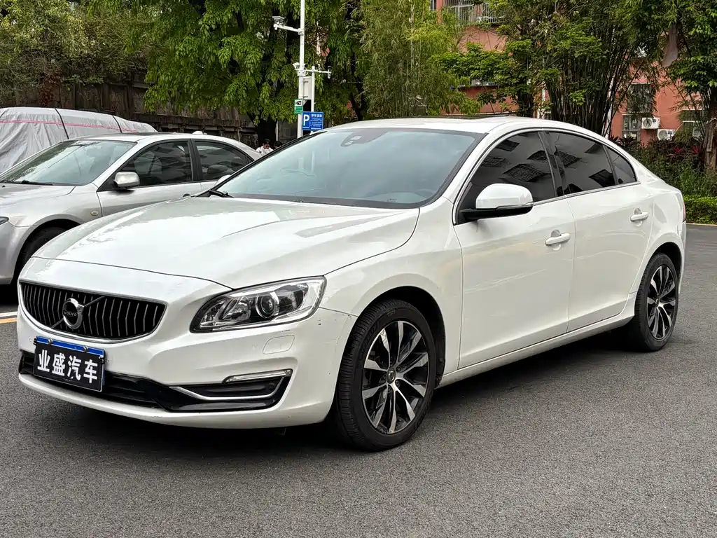 Volvo S60 2018 — фото 1