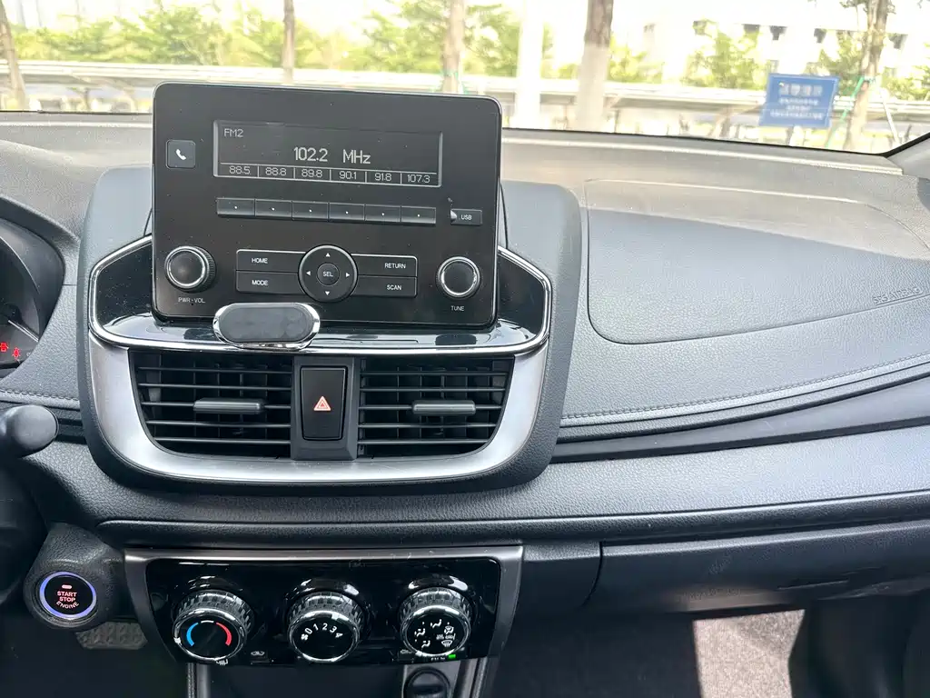 Toyota Yaris L 2020 — фото 18