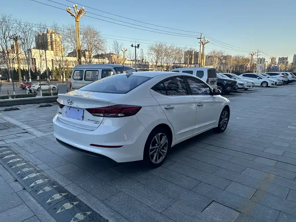 Hyundai Elantra 2018 — фото 9