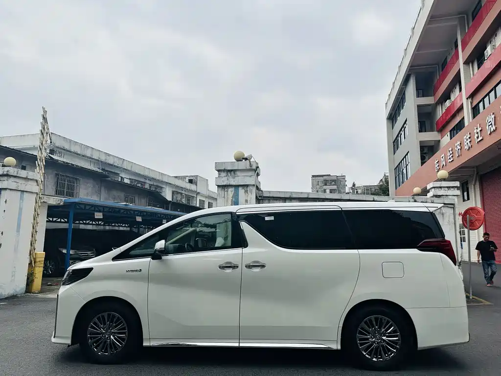 Toyota Alphard 2023 — фото 7