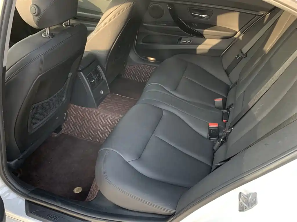 BMW 3 Series 2019 — фото 18
