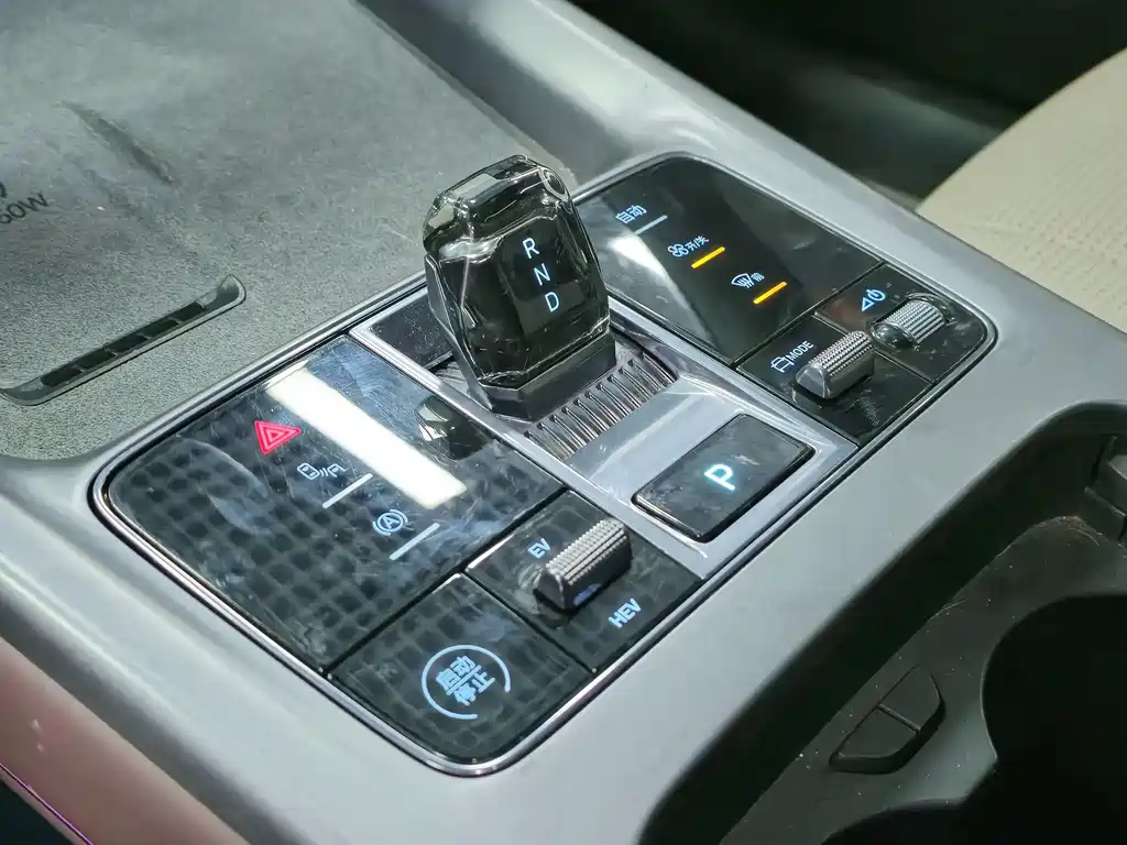 BYD Seal 07 DM-i 2025 — фото 9
