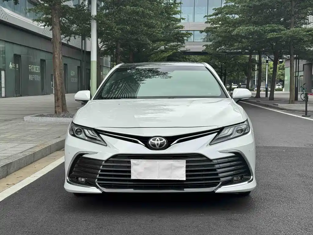 Toyota Camry 2023 — фото 2