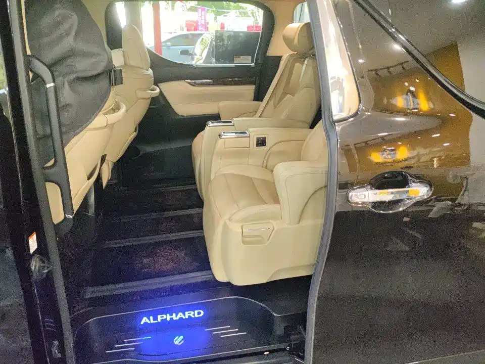 Toyota Alphard 2022 — фото 5