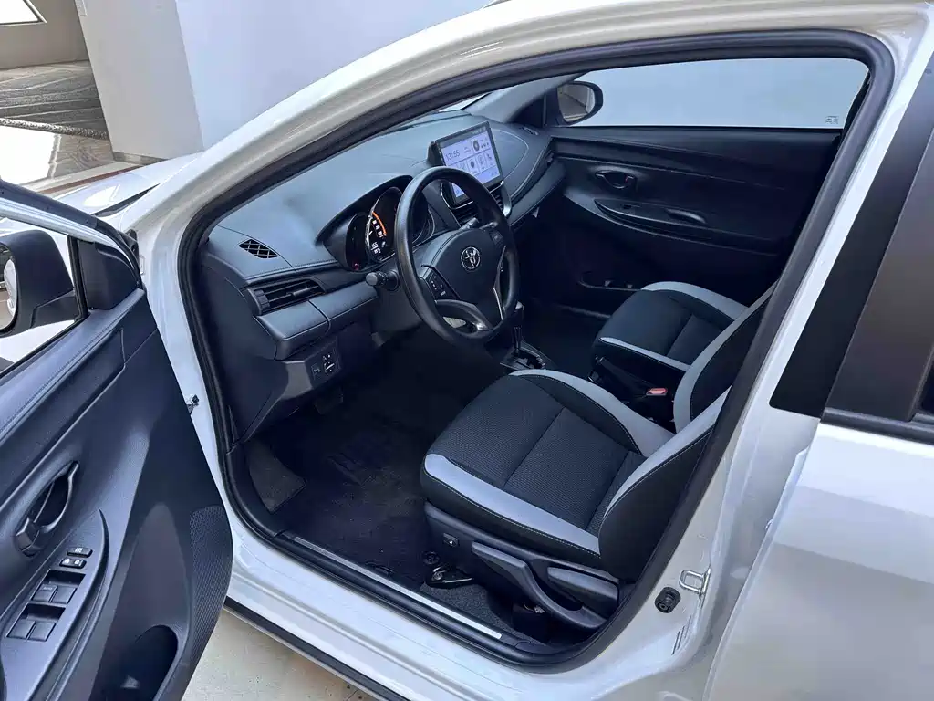 Toyota Yaris L 2023 — фото 17