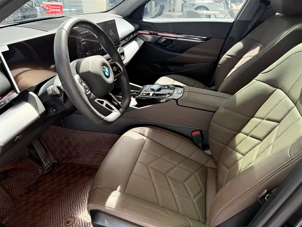 BMW 5 Series 2025 — фото 8