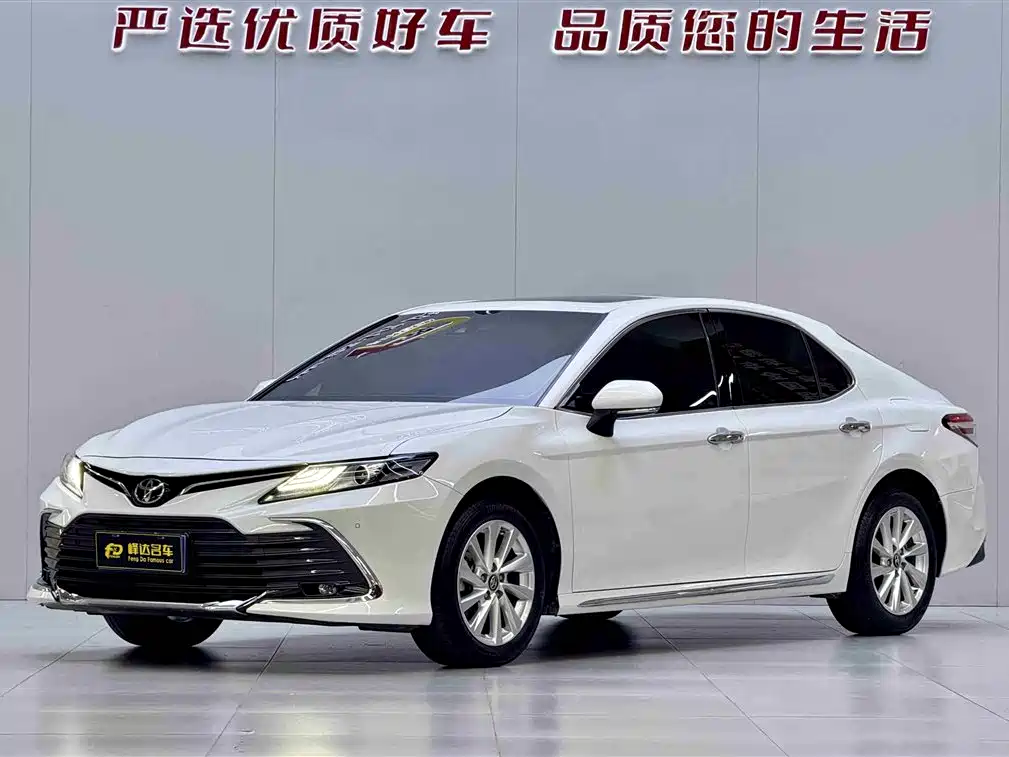 Toyota Camry 2023 — фото 1