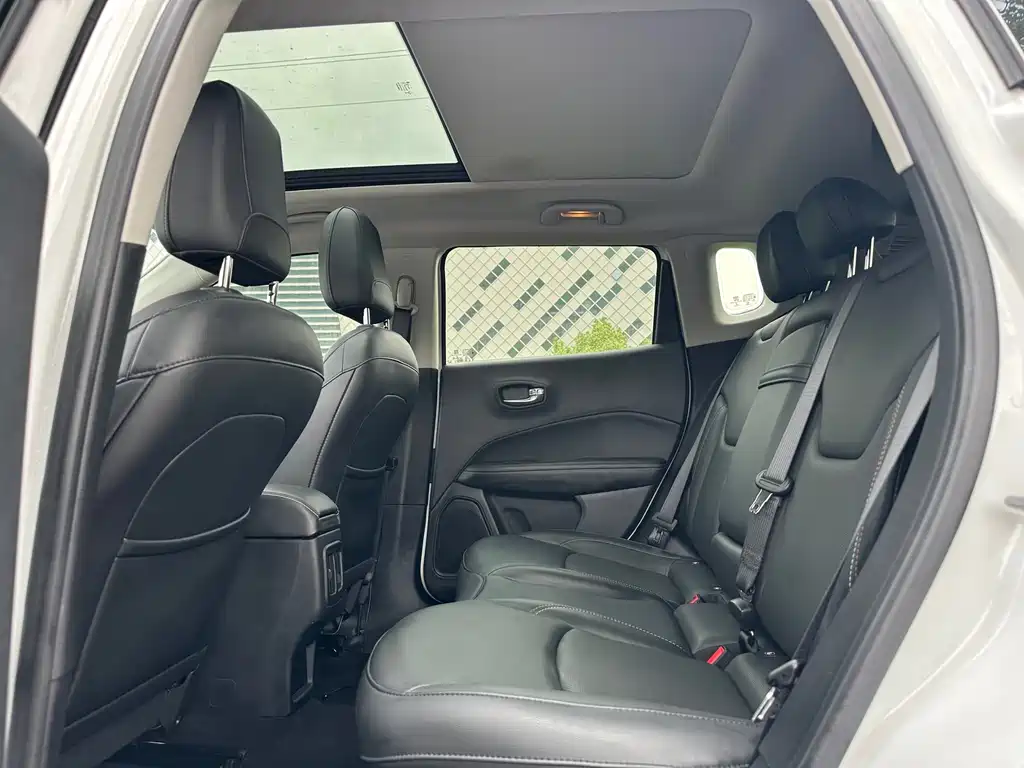 Jeep Compass 2018 — фото 18