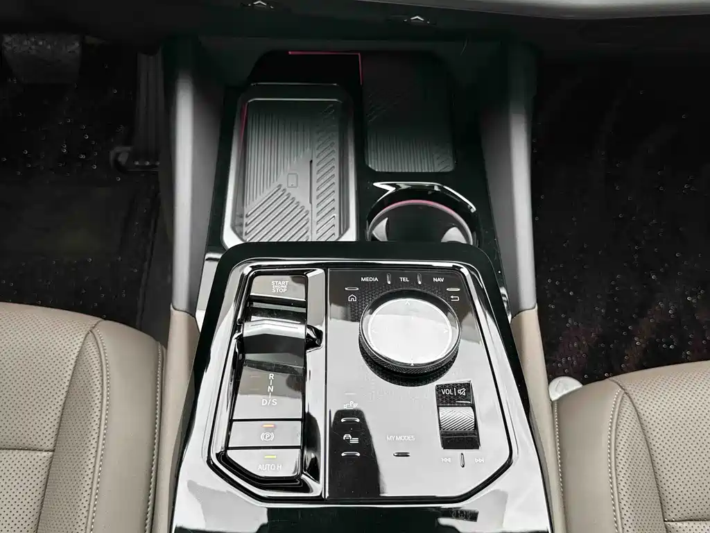 BMW 5 Series 2025 — фото 14