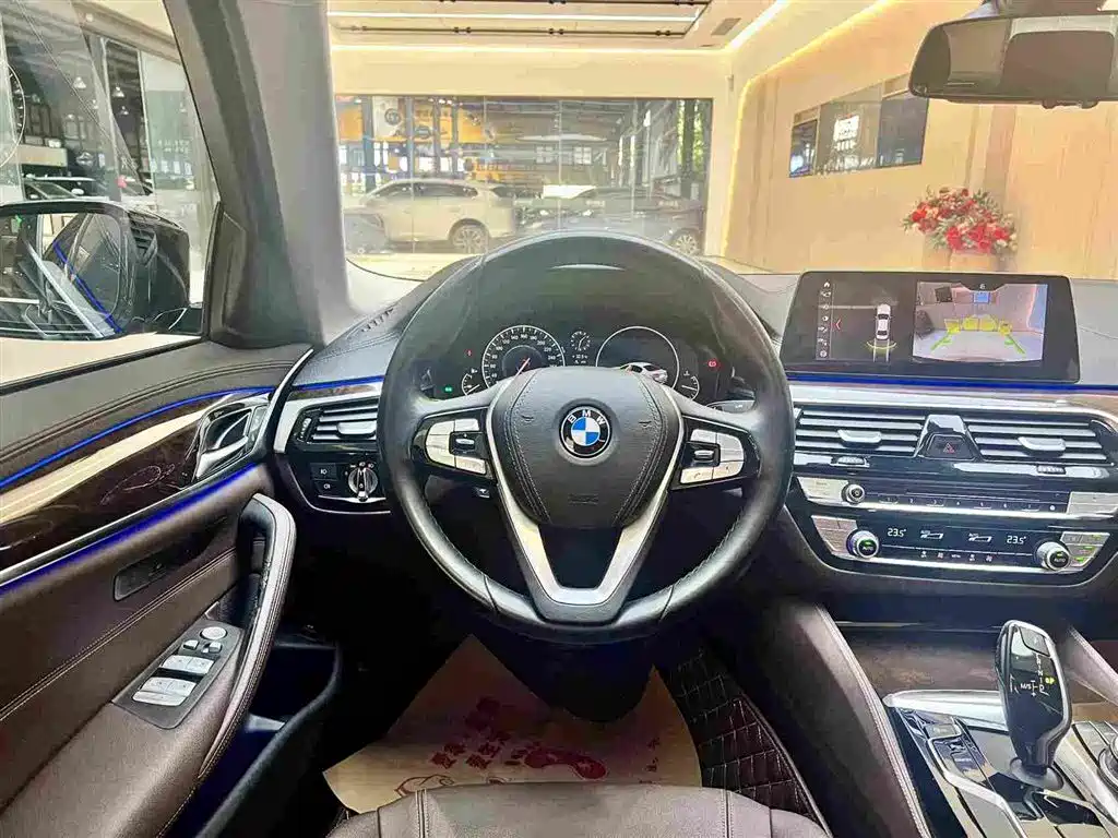 BMW 5 Series 2019 — фото 13