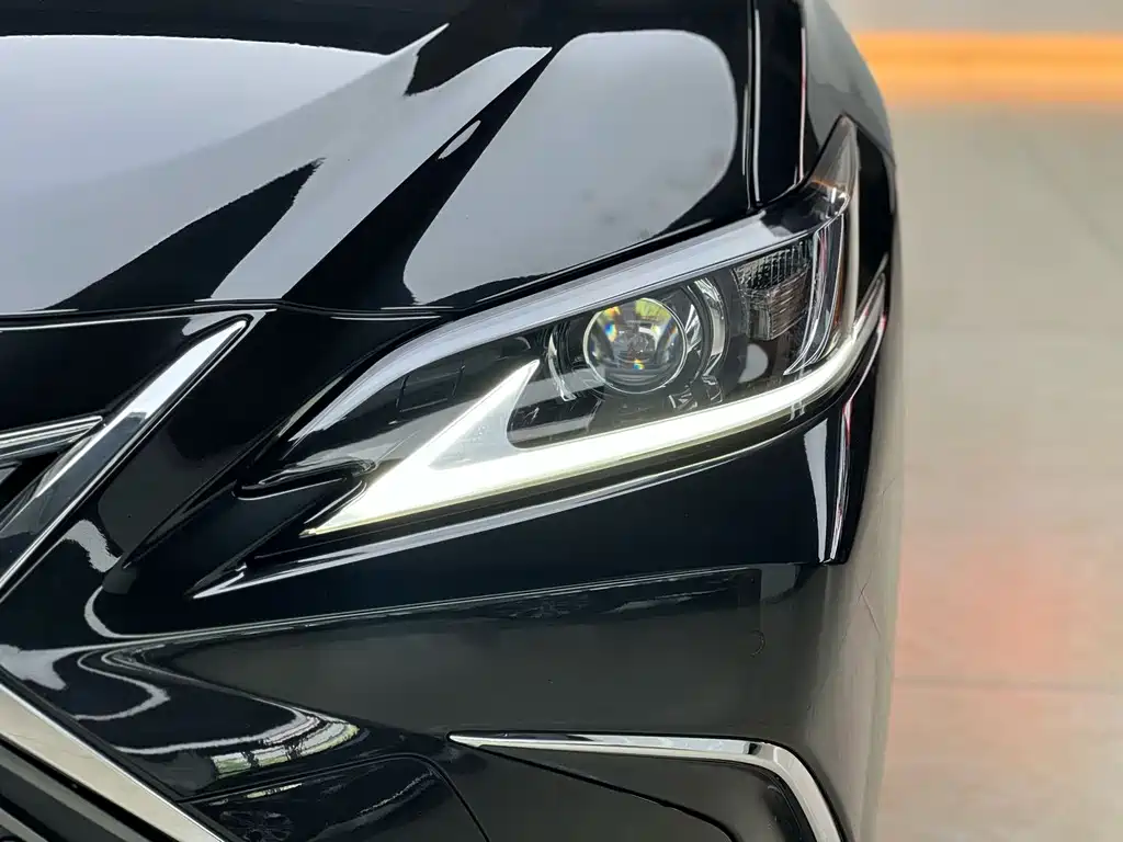 Lexus ES 2020 — фото 17