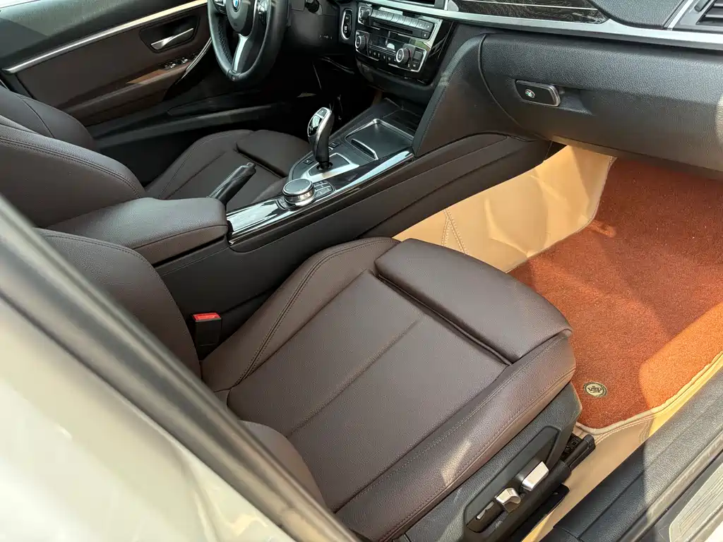BMW 3 Series 2019 — фото 14