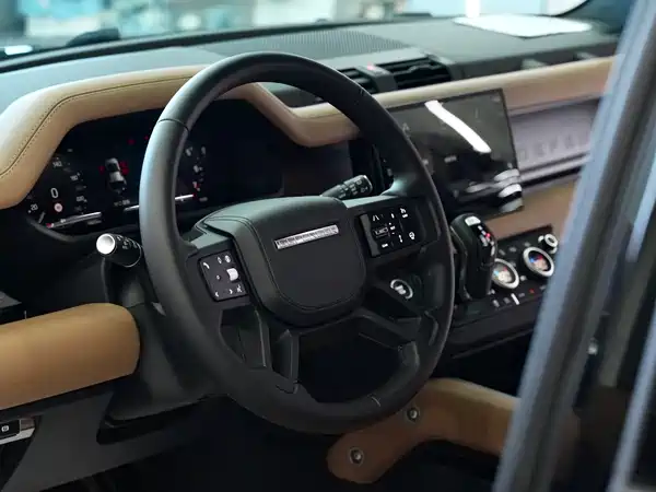 Land Rover Defender 2025