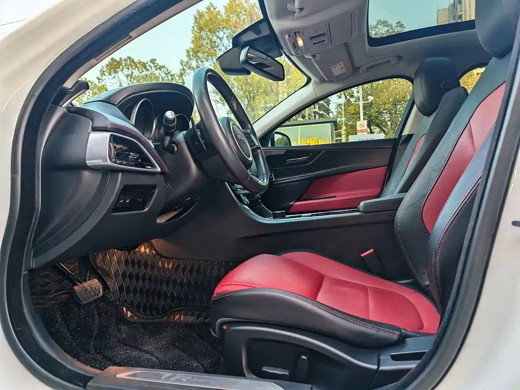 Jaguar XE 2017 — фото 11