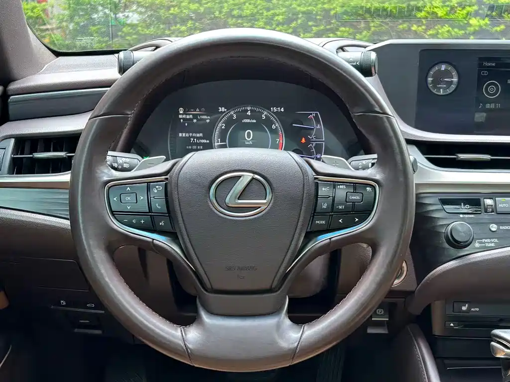 Lexus ES 2019 — фото 28