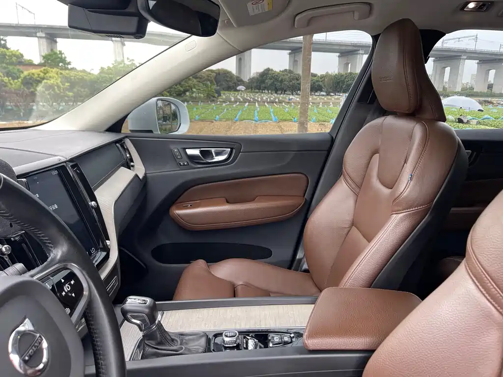 Volvo XC60 2020 — фото 18