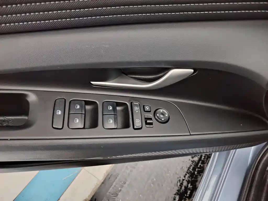 Hyundai Elantra 2023 — фото 17