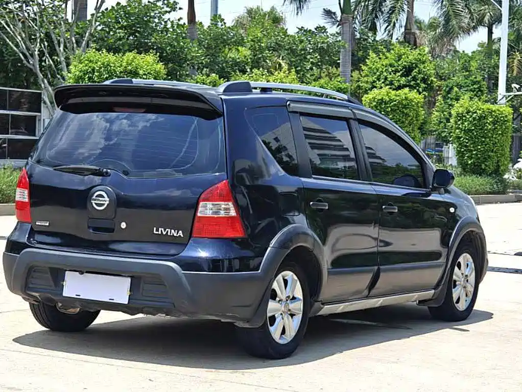 Nissan Livina 2010 — фото 6