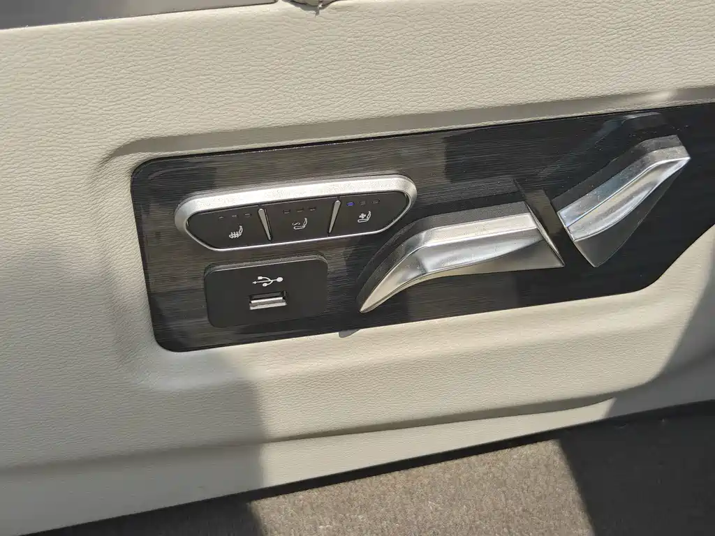 Toyota Sienna 2015 — фото 10