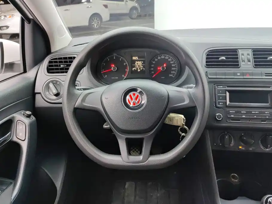 Volkswagen Polo 2016 — фото 15