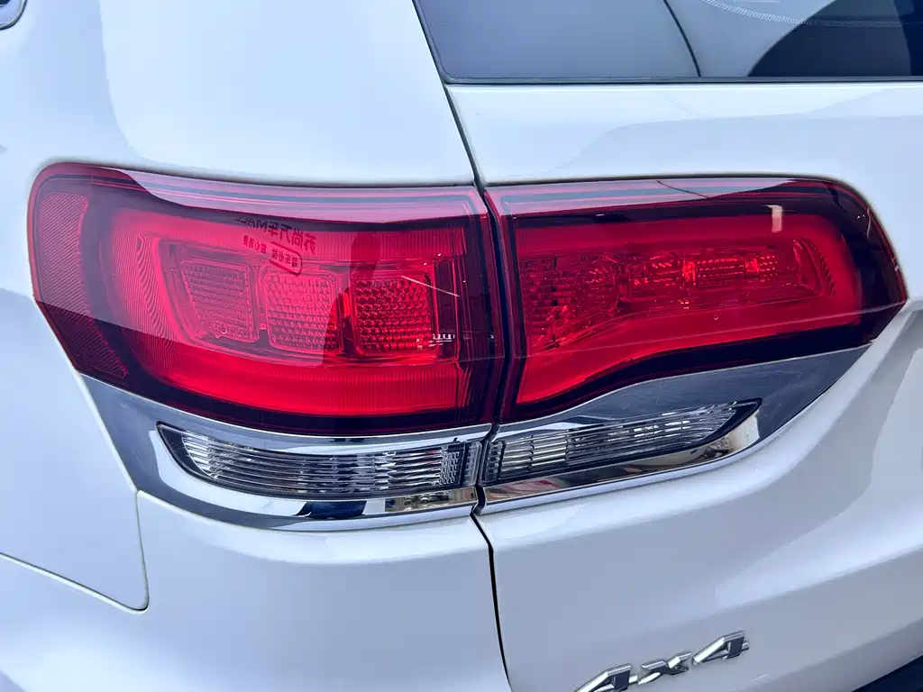 Jeep Grand Cherokee 2023 — фото 10