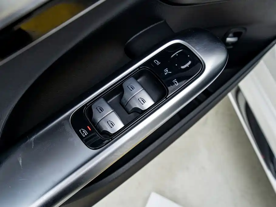 Mercedes-Benz C-Class 2023 — фото 12