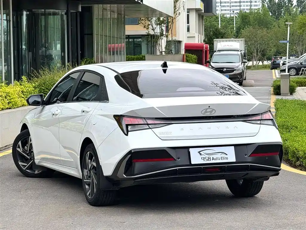 Hyundai Elantra 2023 — фото 9